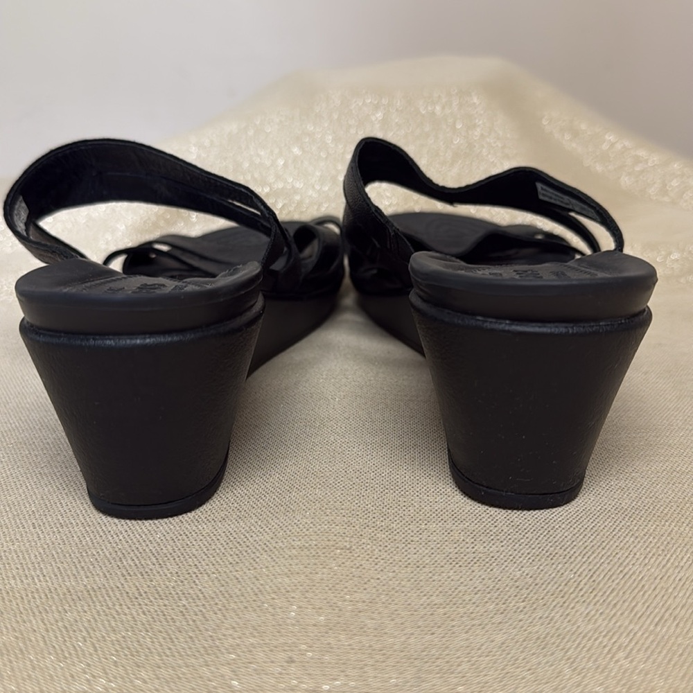 Crocs duel comfort Black Strappy Sandals. NWOT - Picture 4 of 5
